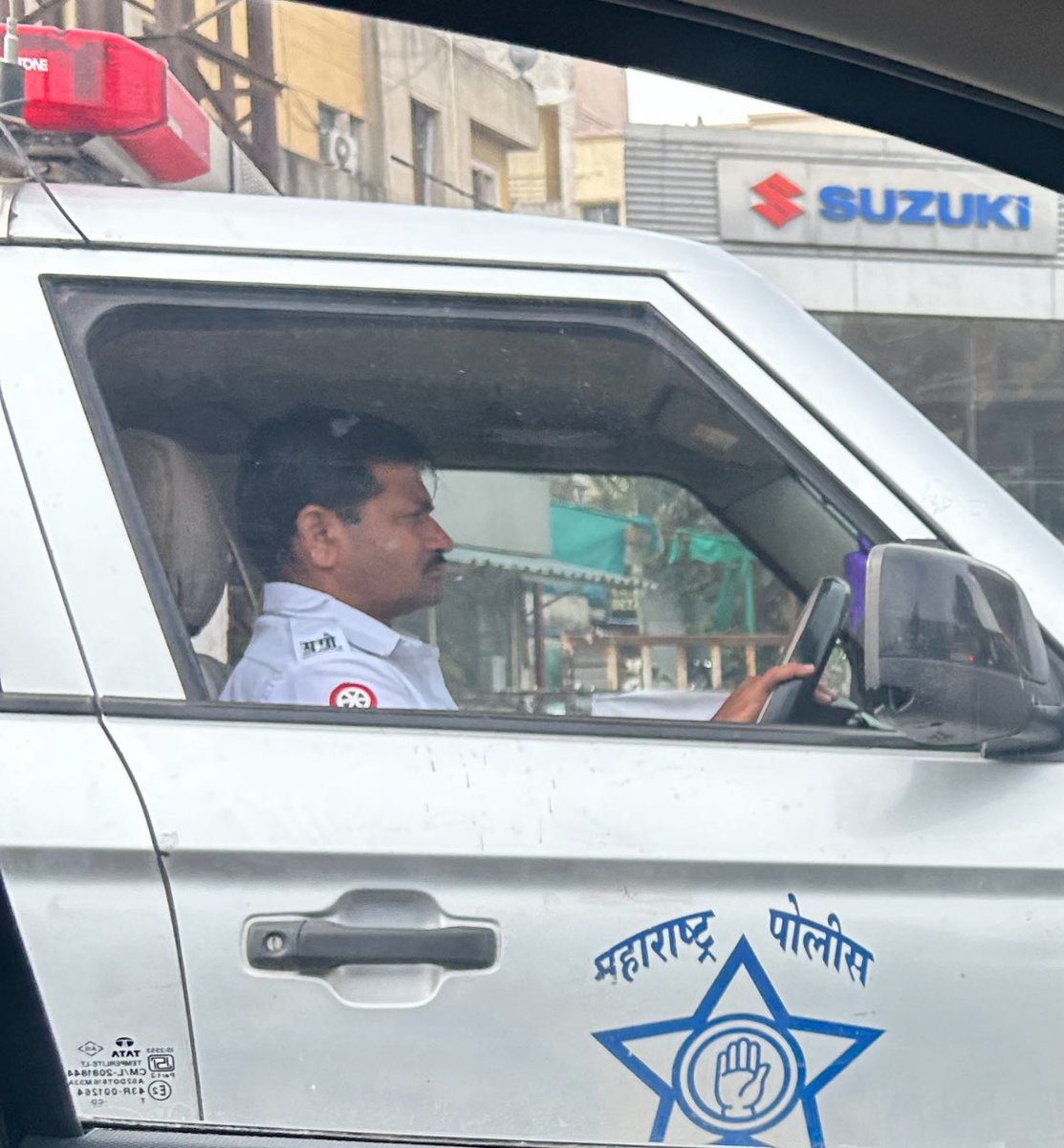 VahanScore's tweet image. Respected @PuneCityPolice ,
We witnessed a police officer driving a vehicle without wearing a seatbelt.
No wonder why Pune struggles with road discipline and high traffic risks.