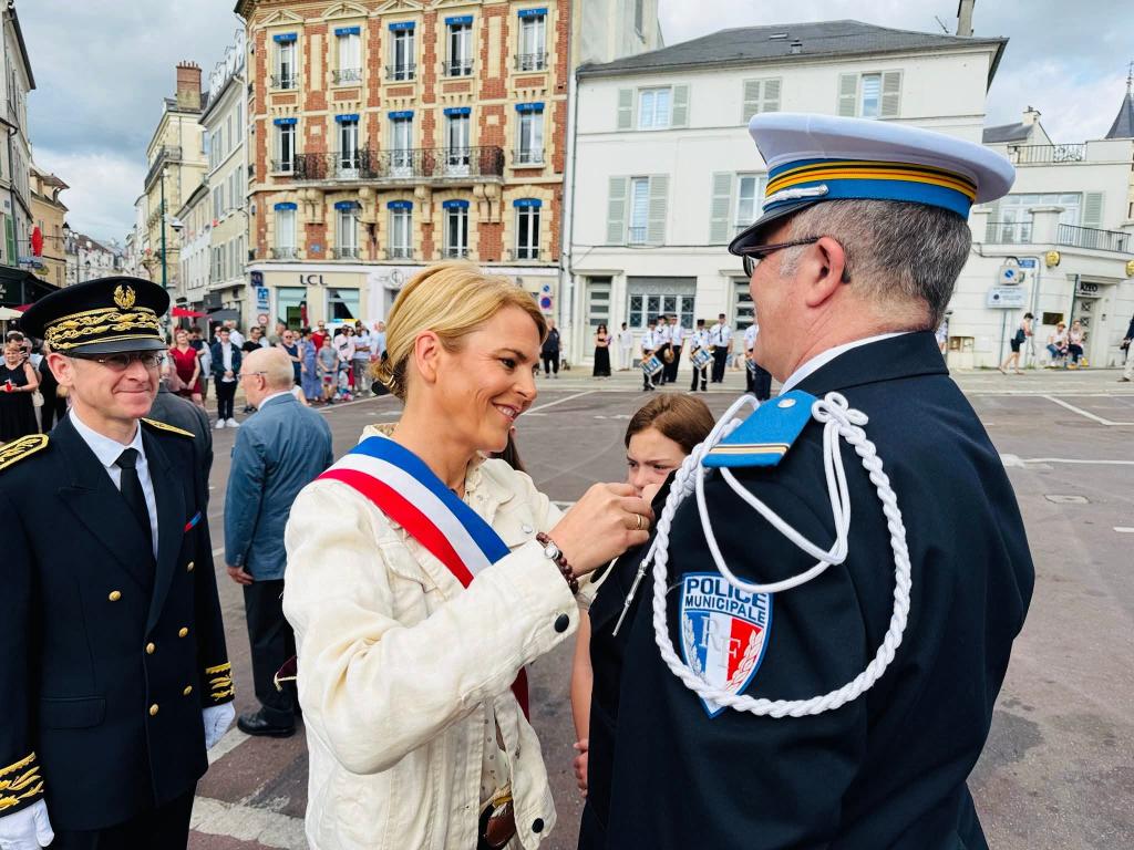 A la prise d’armes du 14 juillet à Pontoise notre adhérent Alain LECOINTE a été décoré au nom du ministre de l’intérieur de la médaille de la sécurité intérieure échelon bronze, elle a été remise conjointement par <a href="/Prefet95/">Préfet du Val-d'Oise</a> et <a href="/sve83/">Stéphanie Von Euw</a>. Toutes nos chaleureuses félicitations.