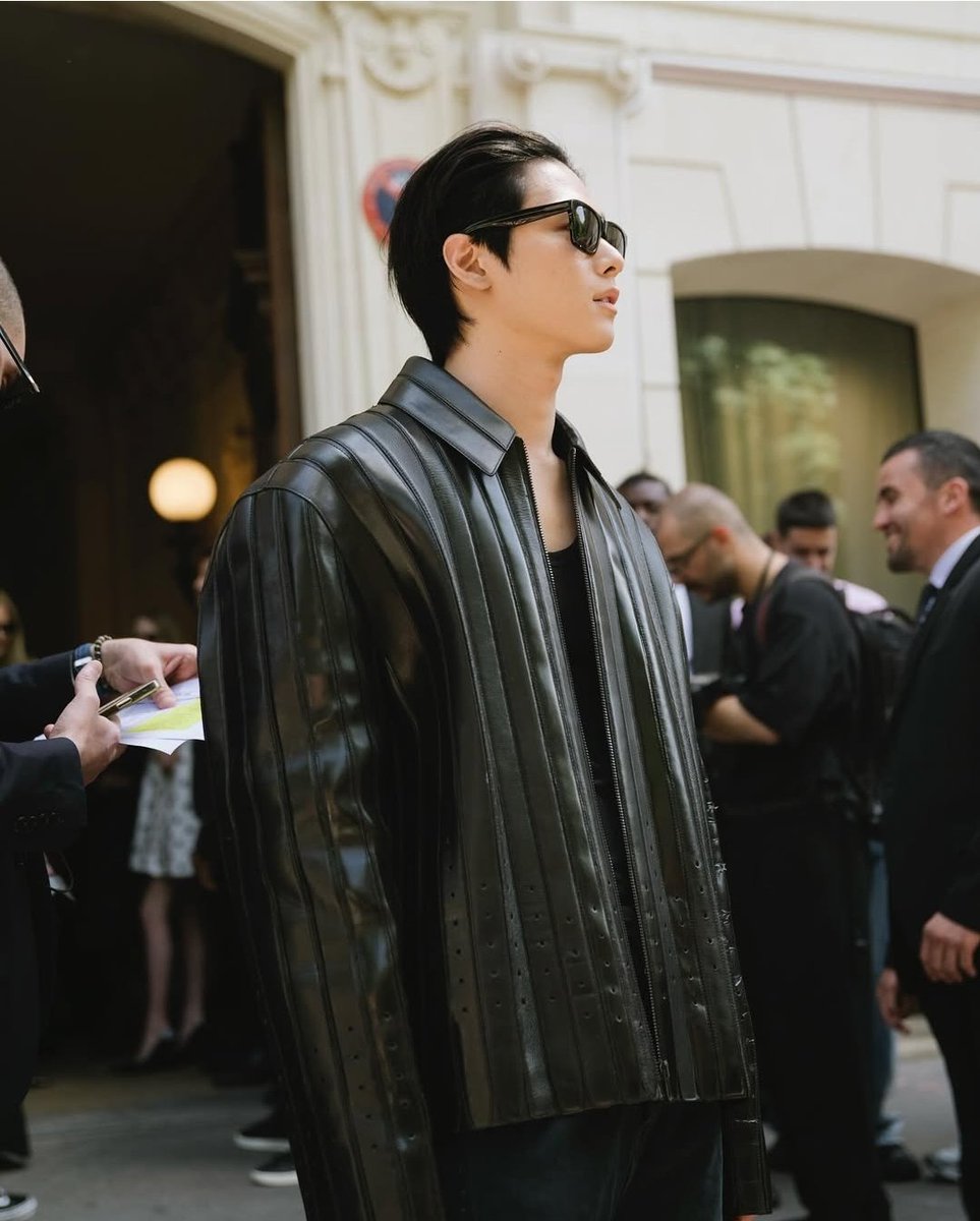 sleejuyeon's tweet photo. Thank you, Demna. For reminding us that fashion doesn’t have to be polished to be powerful. That beauty isn’t always symmetrical, soft, or easy to digest. Sometimes, it’s raw. Awkward. Even a little disturbing and that’s exactly what makes it unforgettable. https://t.co/injTlDoMpA