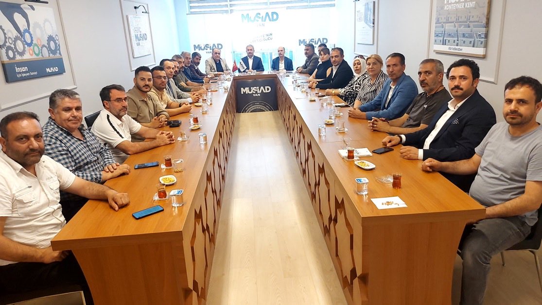 Anahtar Partisi Van İl Başkanı Osman Tanrıtanır ve Teşkilatıyla Müsiad şubemizi ziyaret ettiler bu nazik ziyaretinden dolayı Başkan beyin şahsından bütün teşkilata teşekkür ederken siyasi hayatlarında başarılar diliyorum