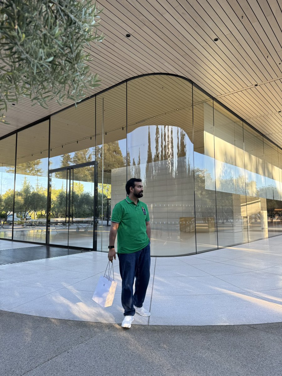 nakshlife's tweet image. Almost a decade of using Apple & it was my dream to visit Apple Park in cupertino, so glad got to fulfil that.
