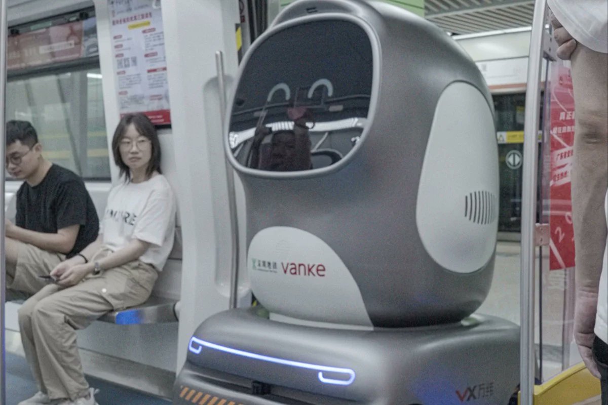 Chengdu_China's tweet photo. Shenzhen has launched a fleet of penguin‑like delivery robots that autonomously ride the metro to restock 7‑Eleven convenience stores — a world first in subway-based retail delivery 🚇🧸.

#ChinaTech #SmartDelivery #ChinaInnovation #RobotLife #NextLevelLogistics https://t.co/GaJdXVks4P