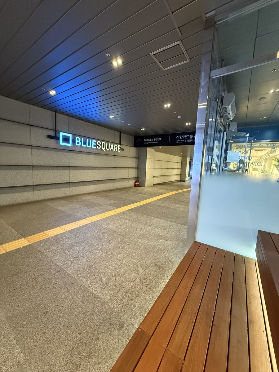 오늘 착장이랑 지금 위치입니다!!!
위치는 한강진역 2번출구에서 나가지말고
쭉 들어오셔서 왼쪽 계단 올라오시면 카페가 잇는데 
그 옆쪽에 있는 계단에 앉아있습니당!!