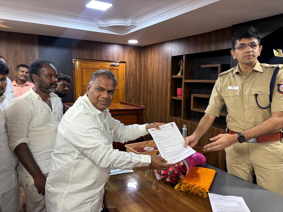 LoyolaMani's tweet photo. மதுரை மாவட்ட கண்காணிப்பாளர் அலுவலகத்தில் நமது பொதுச்செயலாளர் திரு.N.ஆனந்த் ஐயா அவர்கள் அனுமதிக் கோரி மனு வழங்கினார்.

#தமிழகவெற்றிக்கழகம் https://t.co/cb85xaptOH