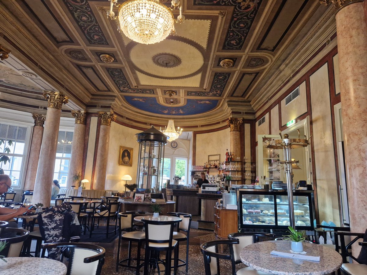 Guten Morgen ihr Lieben! ☕️🤗 das Wetter ist trübe die Laune sonnig. Kein Wunder bei einem Frühstück in meinem Stamm Cafe. 🤩