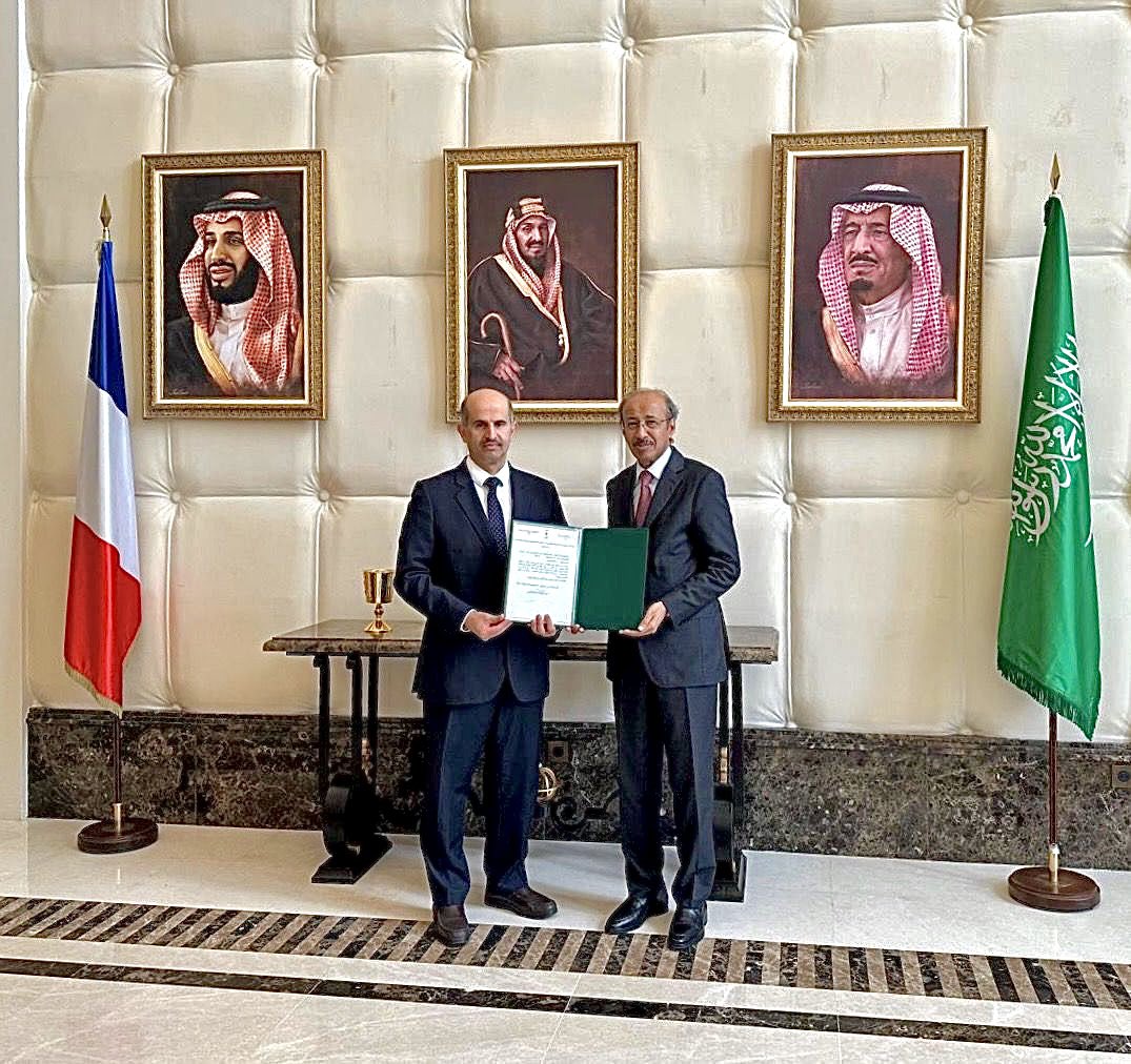 Arabie Saoudite en France (@ksaembassyfra) on Twitter photo أقام سعادة سفير خادم الحرمين الشريفين فهد الرويلي <a href="/Fahadalrwaily/">فهد بن معيوف الرويلي Fahad Alruwaily</a> حفل غداء توديعاً لسعادة الملحق العسكري السعودي في فرنسا وسويسرا اللواء الركن ابراهيم بن ناصر المطوع بمناسبة انتهاء فترة عمله. وقدم له خطاب شكر مشيداً بما بذله من جهود ومتمنياً له دوام التوفيق في مهامه المقبلة أقام سعادة سفير خادم الحرمين الشريفين فهد الرويلي <a href="/Fahadalrwaily/">فهد بن معيوف الرويلي Fahad Alruwaily</a> حفل غداء توديعاً لسعادة الملحق العسكري السعودي في فرنسا وسويسرا اللواء الركن ابراهيم بن ناصر المطوع بمناسبة انتهاء فترة عمله. وقدم له خطاب شكر مشيداً بما بذله من جهود ومتمنياً له دوام التوفيق في مهامه المقبلة