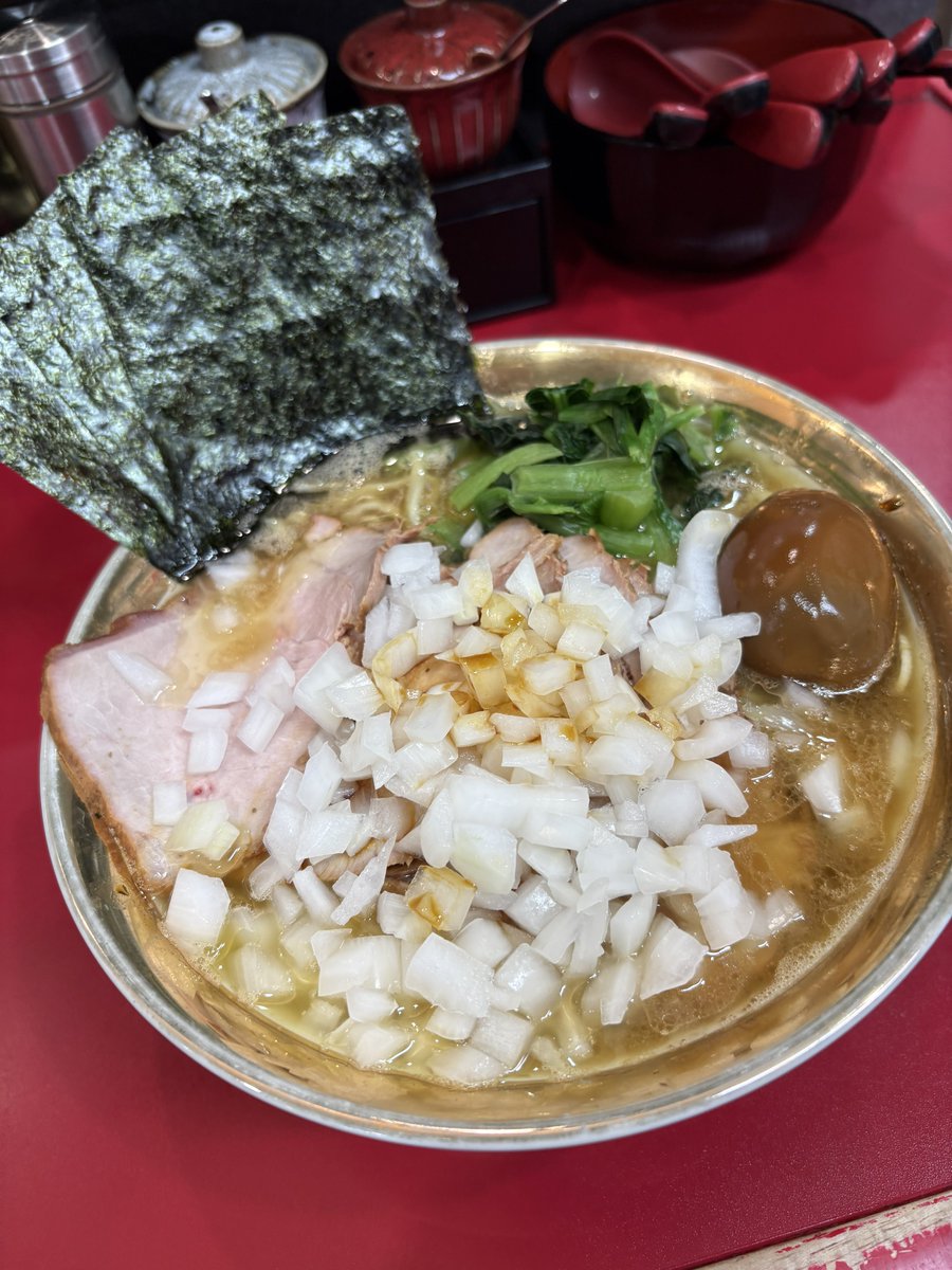 ラーメン杉田家 千葉駅前店
🍜136-11-1/9

チャーシューメン中盛1200円 柔らかめ濃いめ
玉ねぎ100円

最高のスープで疲れた身体も心も癒されました🥰
ヒラさんお声かけお心遣いありがとう🙇🏼‍♂️
ご馳走さま😊

2025.7.16

#ラーメン杉田家千葉駅前店 #ラーメン #家系