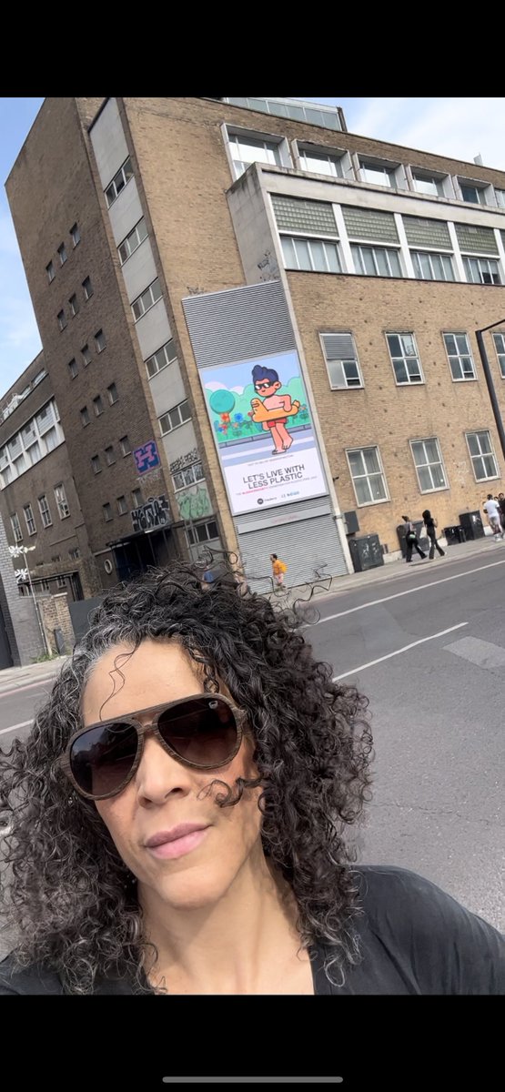 legoodsociety's tweet image. gm gm - what a beautiful day 💛☀️
Look what I saw in London Town by @deekaymotion for Plastic Free July
👀🐬
#letslivewithlessplastic #web3forgood
#digitalart #london #deekay