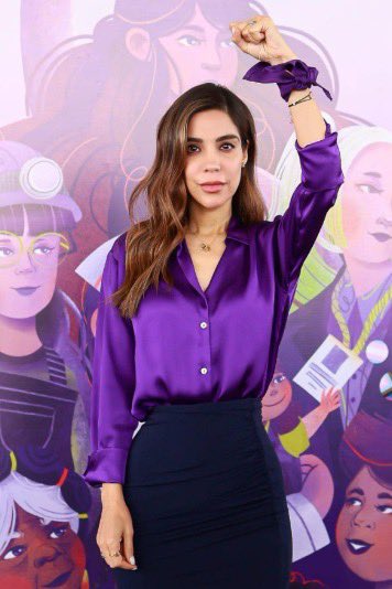 asis_farid's tweet image. No olvidemos que esta autodenominada &quot;feminista&quot; @DianaKarinaBa la única vez que alzó su puño, lo hizo para  humillar a una mujer @KarlaMaEstrella

Y la vez que apretó un botón fue para proteger a un presunto violentador sexual.

NO LO OLVIDEMOS.

Nuestra solidaridad Karla.