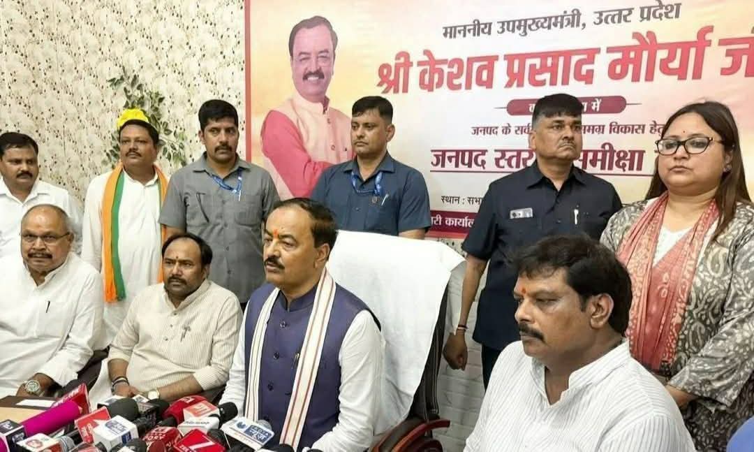 तस्वीर में गोंडा की जिलाधिकारी महोदया को कुर्सी तक नहीं मिली। ऐसा कोई प्रोटोकॉल है क्या की कोई मंत्री या मुख्यमंत्री या उपमुख्यमंत्री आए तो जिला अधिकारी को खड़ा ही रहना है ।