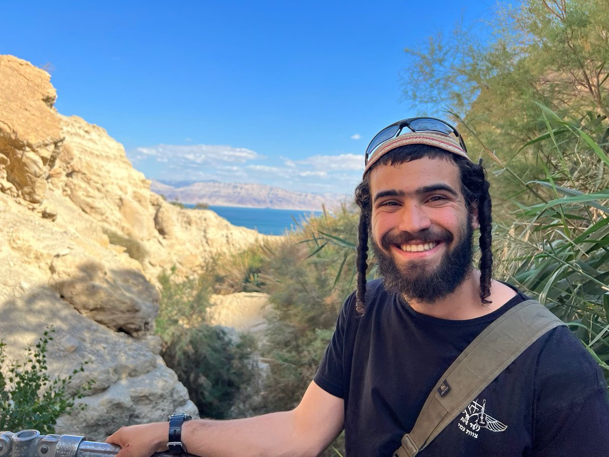 Yaakov_Nitzan's tweet image. בין בית המדרש לעזה – אין קו הפרדה
בימים האחרונים זכיתי לשוחח עם עשרות בחורי ישיבות הסדר שעוזבים את בית המדרש ונכנסים אל קודש הקודשים של האחריות – צה״ל.
הם לא ״נושרים״. הם עולים.
הם לא עוזבים את התורה – הם לוקחים אותה איתם – אל הקרב, אל המארב, אל ההגנה על האמהות, על הילדים, על…