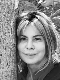 Antonella Anedda 

Eppure non ha senso
rimpiangere il passato,
provare nostalgia per quello che
crediamo di essere stati.
Ogni sette anni si rinnovano le cellule:
adesso siamo chi non eravamo.
Anche vivendo - lo dimentichiamo -
restiamo in carica per poco.