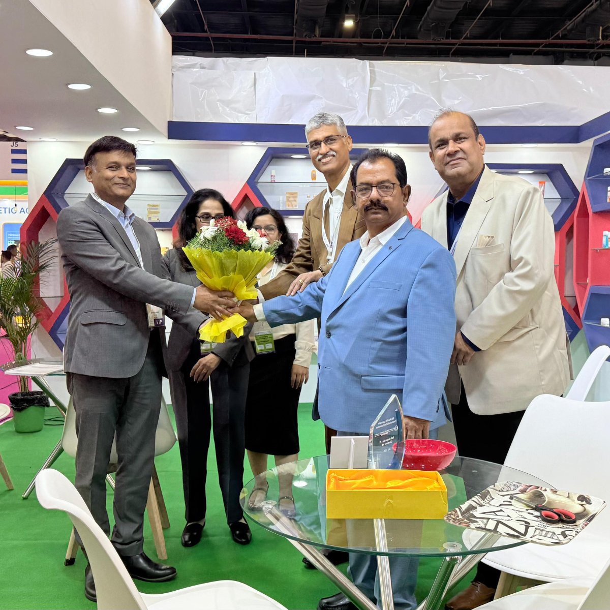 KumarOrganic's tweet image. Proud moment at #CosmohomeTech2025!
Dr. Mahesh Burshe, Chief R&amp;amp;D at #VLCC, inaugurated our booth as Chief Guest.
Grateful for his support as we showcase innovation in cosmetic science!
#DrMaheshBurshe #CosmeticInnovation #KumarOrganic #TechInBeauty