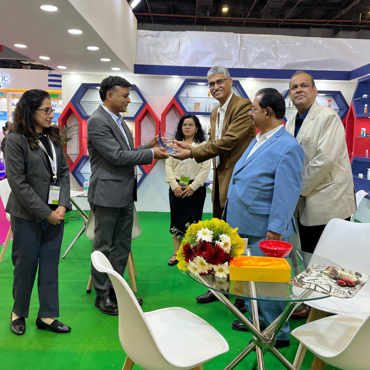 KumarOrganic's tweet image. Proud moment at #CosmohomeTech2025!
Dr. Mahesh Burshe, Chief R&amp;amp;D at #VLCC, inaugurated our booth as Chief Guest.
Grateful for his support as we showcase innovation in cosmetic science!
#DrMaheshBurshe #CosmeticInnovation #KumarOrganic #TechInBeauty