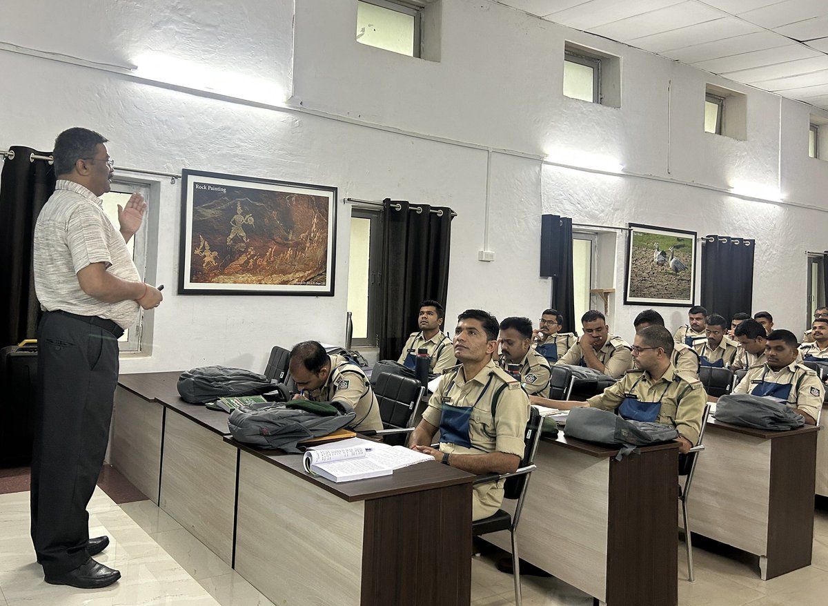 wti_org_india's tweet image. WTI, in collaboration with Indira Gandhi Forest Guard Training Institute, #Panchmarhi, conducted a three-day capacity building workshop for 48 trainee forest guards, earlier this month.
Thanks to the support of @minforestmp and The Serenity Trust.