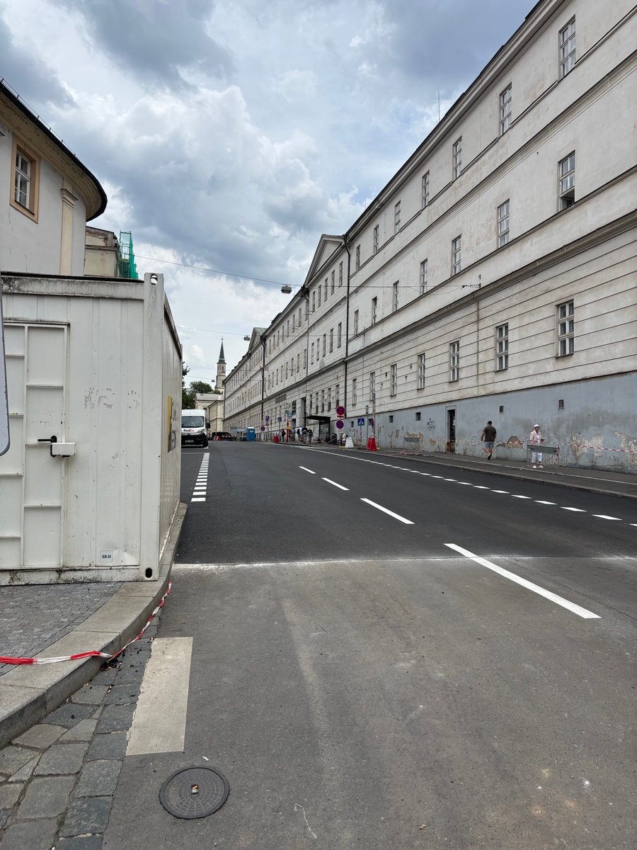 První etapu opravy vozovky v ulici U Nemocnice v <a href="/MC_Praha2/">Městská část Praha 2</a> jsme dokončili o více než 2 týdny dřív. 🙏

Od 1. 8. navazujeme druhou etapou, která potrvá do konce srpna. Oprava zajistí komfortní a bezpečnou jízdu. Sledujte, prosím, případné změny tras MHD.

Děkujeme za trpělivost.