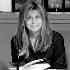 Antonella Anedda 

Non è gusto del macabro / ma il realismo glabro dell’anatomia / lode dell’esattezza e del nitore. / Pensarci senza pelle rende buoni / Per il paradiso forse non c’è strada migliore / che ritornare pietre, saperci senza cuore