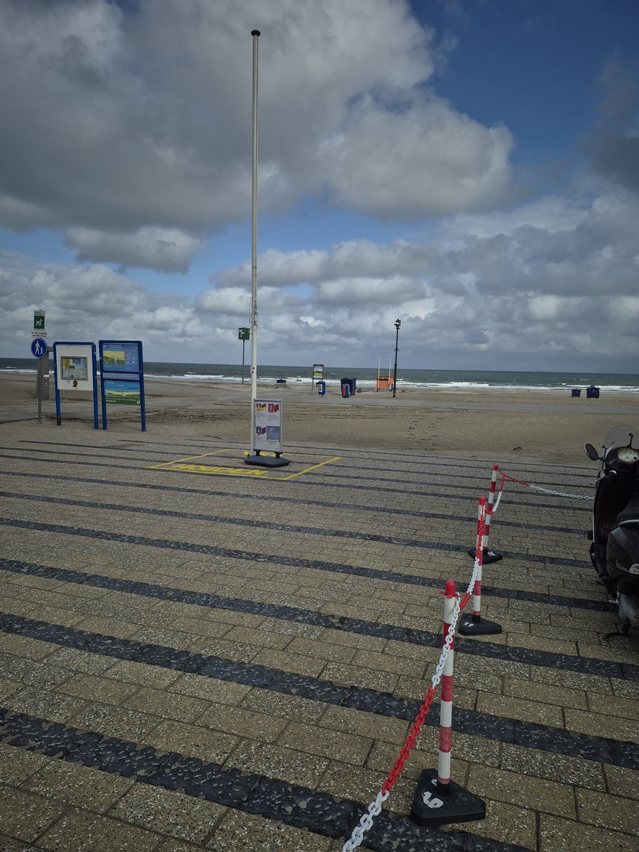 Weer is niet alles, aanwezig voor ondersteuning bezoekende  Mytylschool op het strand