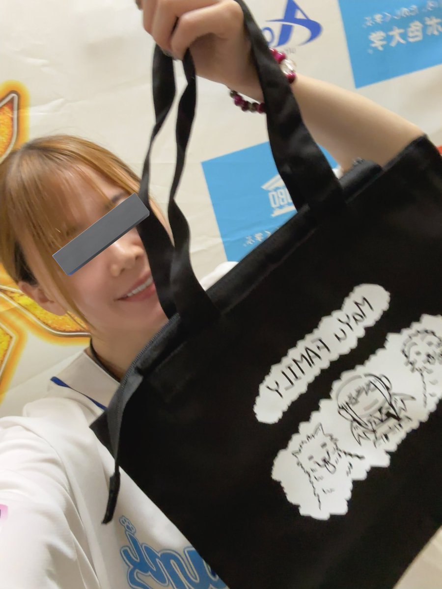 MayuIwatani's tweet photo. 急遽の告知になりますが！！
本日の後楽園大会、
こちらのファスナー付きバッグが
発売となります！！

デザインは完全自己満♡
サイズ感もバッチリ！！
マチ？もあるから使いやすいと思います^_^ちぇっけらぁあ〜 https://t.co/wNOaUhQUG8