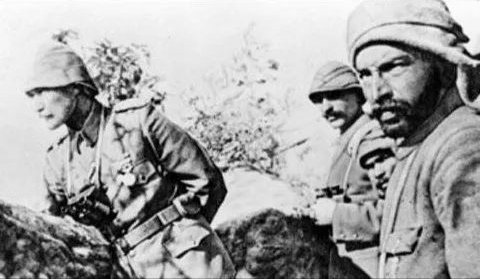 Selanikli bir yetim yırtık çarıklı askerleriyle yedi düveli denize döküp Türk'e devlet bıraktı. Yetmez mi ?