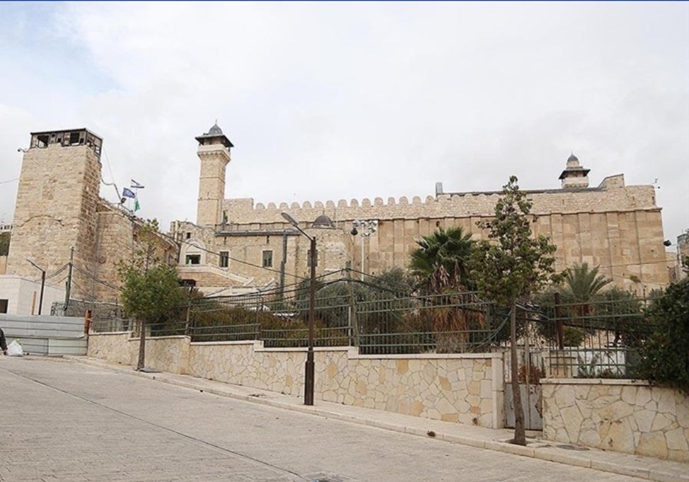 Lanet olsun Harem-i İbrahim Camiine Uzanan Siyonist Ellere 

Siyonist terör rejiminin  El-Halil’deki Harem-i İbrahim Camisi, üzerindeki yetkileri Filistinli belediyeden alıp Yahudi işgal birimi yönetimine devretmesi, İslam'ın kutsal mekânlarına karşı yürütülen sistematik