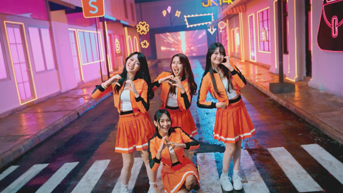 belanja di shopee bikin happy sambil dengerin MV terbaru nya JKT48 bikin susah move on dimana sih download nya min <a href="/ShopeeID/">Shopee Indonesia</a> #ShopeeJKT48