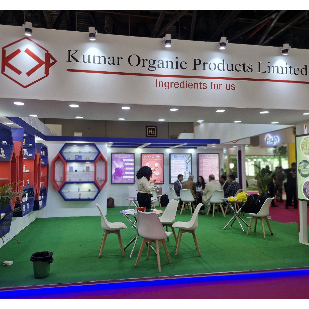 KumarOrganic's tweet image. Proud moment at #CosmohomeTech2025!
Dr. Mahesh Burshe, Chief R&amp;amp;D at #VLCC, inaugurated our booth as Chief Guest.
Grateful for his support as we showcase innovation in cosmetic science!
#DrMaheshBurshe #CosmeticInnovation #KumarOrganic #TechInBeauty