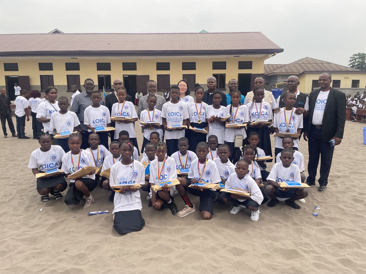 UNICEFDRC's tweet image. 🎓✨ À Nsele, le @MinisterEDU_NC, #KOICA et l’UNICEF ont récompensé plusieurs élèves des degrés moyen et terminal, venus de 108 écoles primaires, pour leur talent en lecture, écriture, maths et droits de l’enfant !
#PourChaqueEnfant, une éducation de qualité.