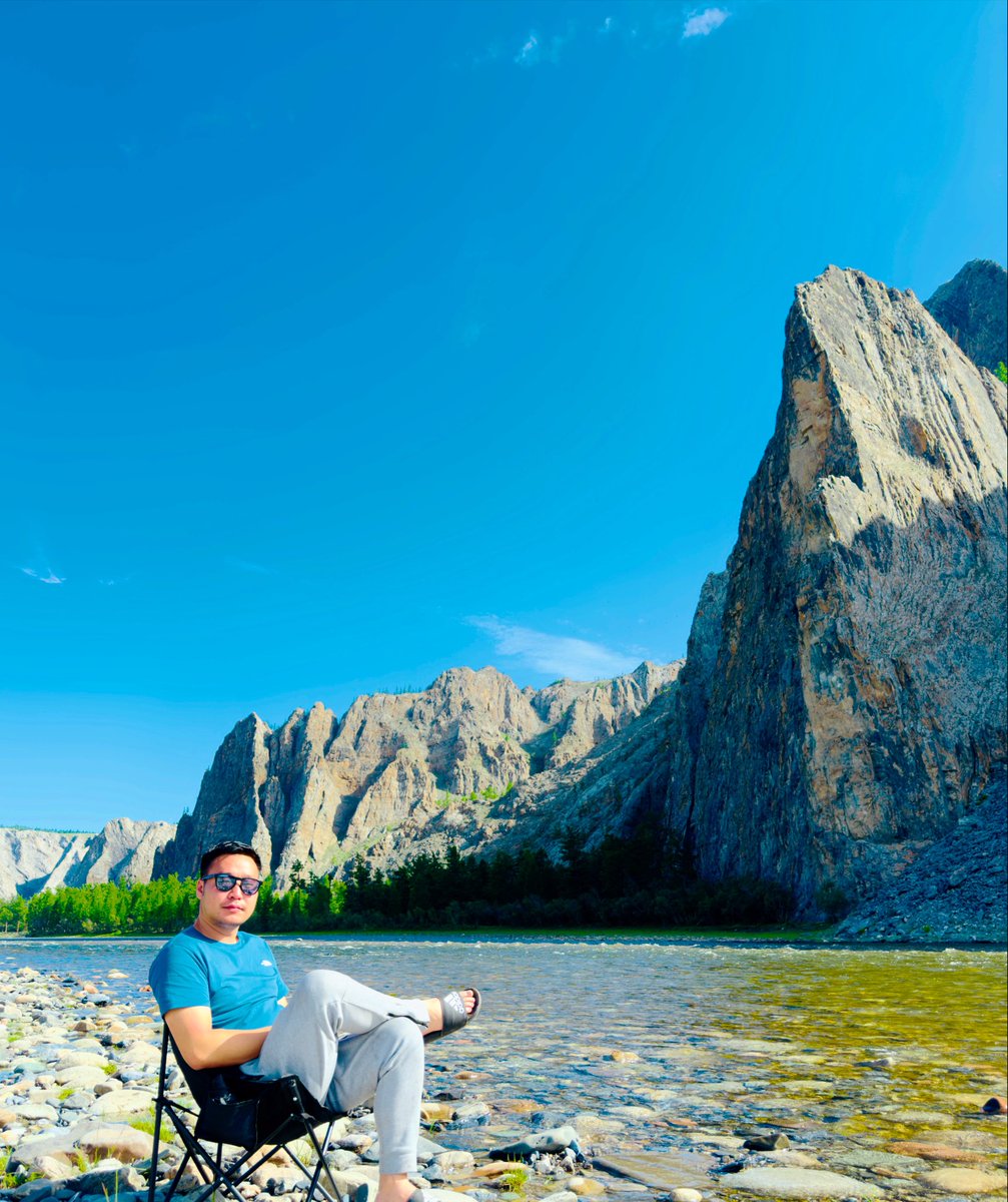 За тэр хүмүүсийн яриад байсан газар нь ‘Бошлой хад’ ирж үзлээ сайхан л юм. Явах гэж байгаа хүмүүсд хэлхэд Баруун талаас очсон бүр янзын байгаль үзднг юм байнлээ шүү