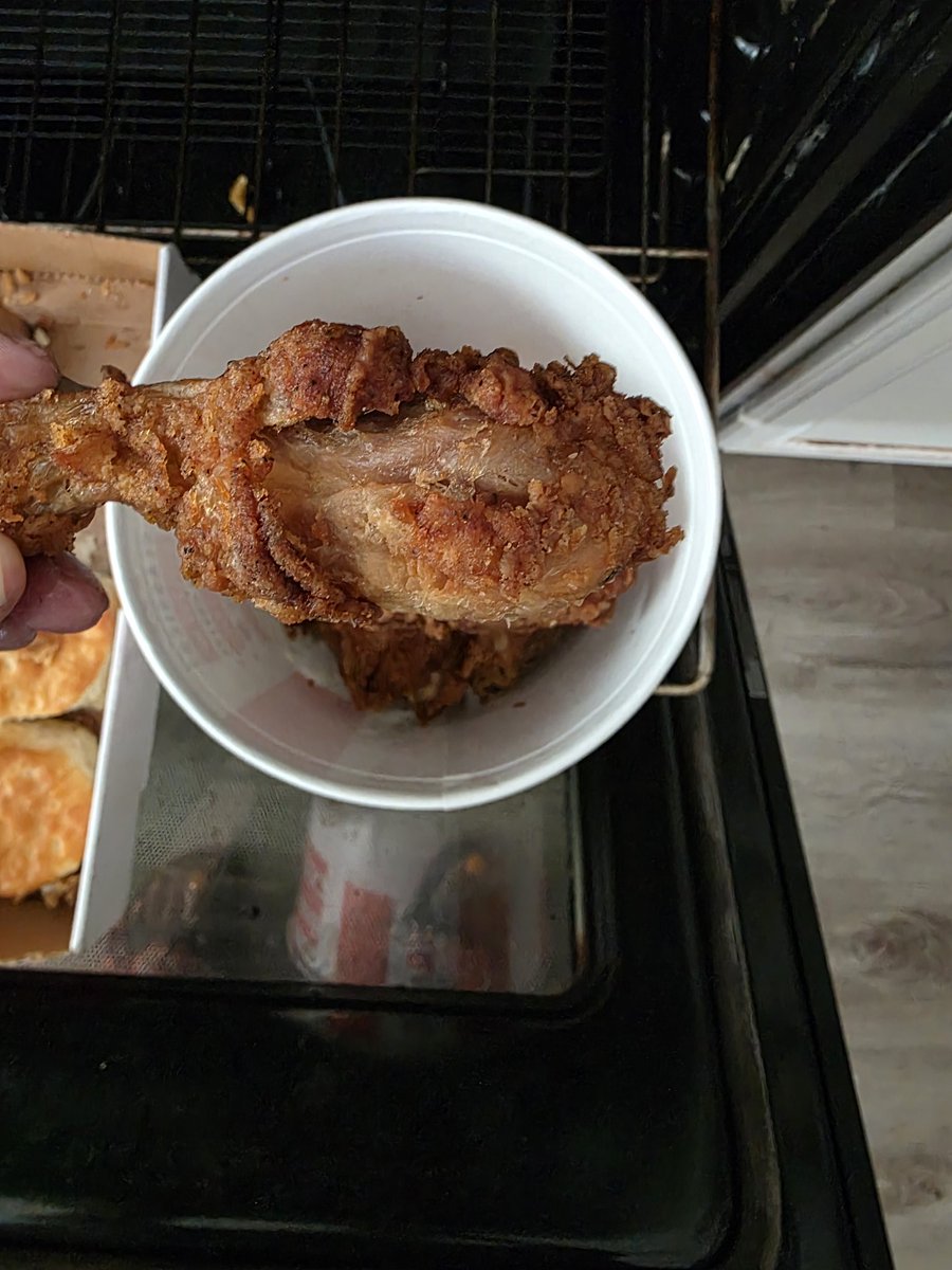 RoiAlDivine's tweet photo. @kfc this is the type of bs your restaurant served me last night, old and over cooked inedible food, and then refuses to refund the whole thing. I keep giving this Brand chances, just to be let down time after time. The chicken is supposed to be original recipe https://t.co/9wJjDmERxw