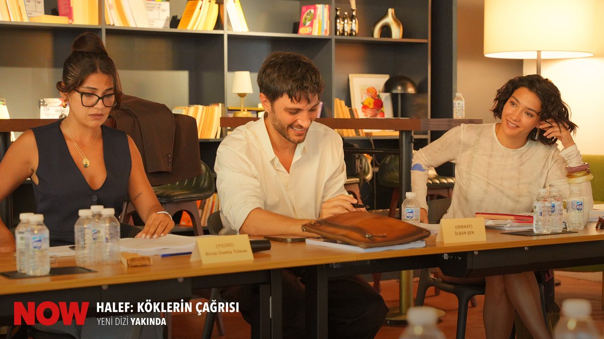 #HalefKöklerinÇağrısı ekibi okuma provasında bir arada. ❤️ Urfa’nın büyüleyici atmosferinde geçecek hikâyenin güçlü enerjisi, daha şimdiden prova masasına yansıdı!

Güçlü kadrosu, çarpıcı hikâyesi ve göz alıcı görselliğiyle "Halef: Köklerin Çağrısı” yakında NOW’da.
