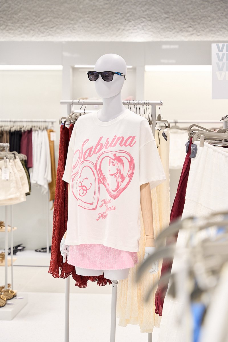 👟✨ ¡ <a href="/Bershka/">BERSHKA</a> reabre en GRAN VIA 2 con una tienda más grande y un diseño renovado!

Un espacio de 770 m² con estilo urbano y las últimas tendencias, pensado para que disfrutes al máximo tu experiencia de compra.

📍 Planta Calle, junto a Massimo Dutti y Singularu.

#Bershka