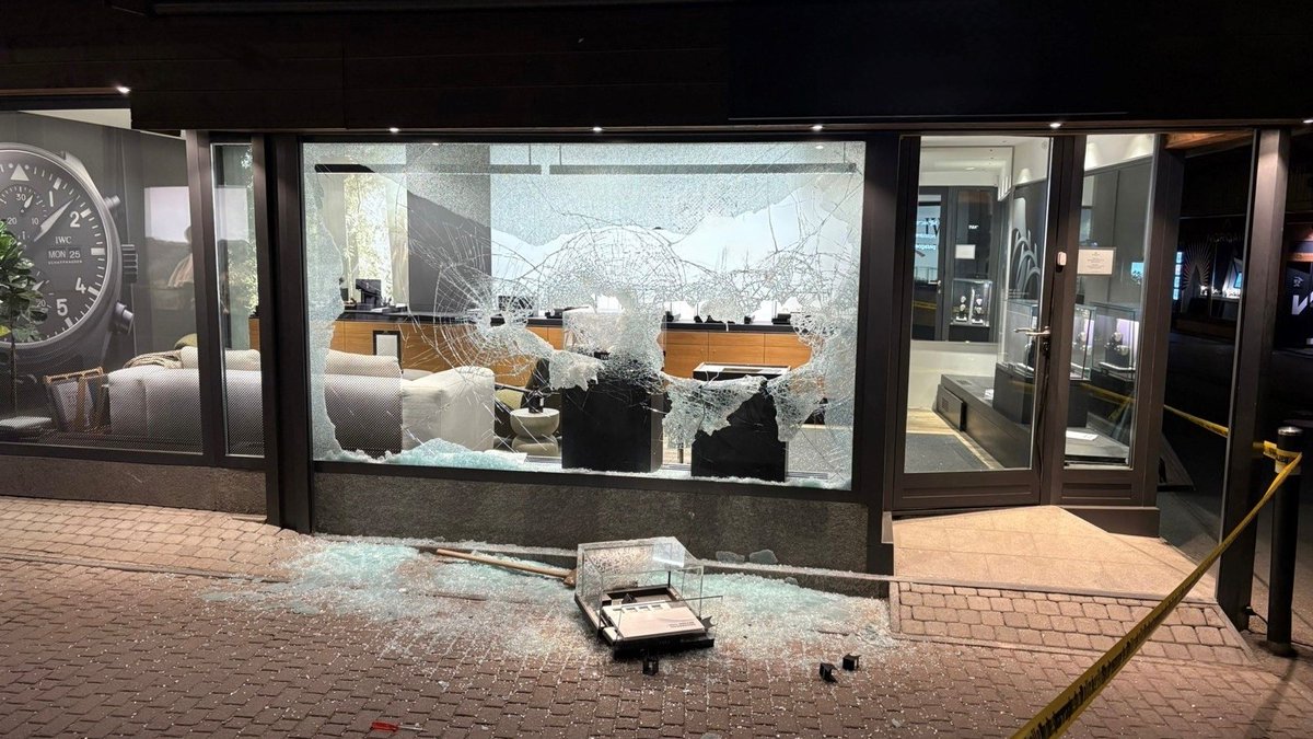 Zermatt: Einbruch in ein Juweliergeschäft – Zeugenaufruf

Am Mittwoch, 16. Juli 2025, wurde in einem Juweliergeschäft in Zermatt ein Einbruchdiebstahl verübt. Die Täterschaft ist auf der Flucht. Die Ermittlungen und Fahndungsmassnahmen sind im Gange.

polizeiwallis.ch/medienmitteilu…
