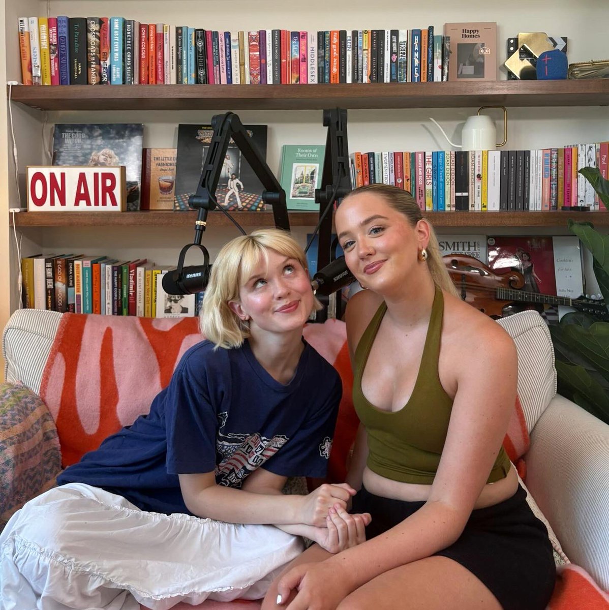 Twinhoodpodcast's tweet image. episode 7 available to listen everywhere now !! this week is hot girl summer themed and whether you're thriving, barely surviving, or just here for the Kindle recs — welcome to the most unhinged summer episode yet 😙
linktr.ee/twinhoodpodcast