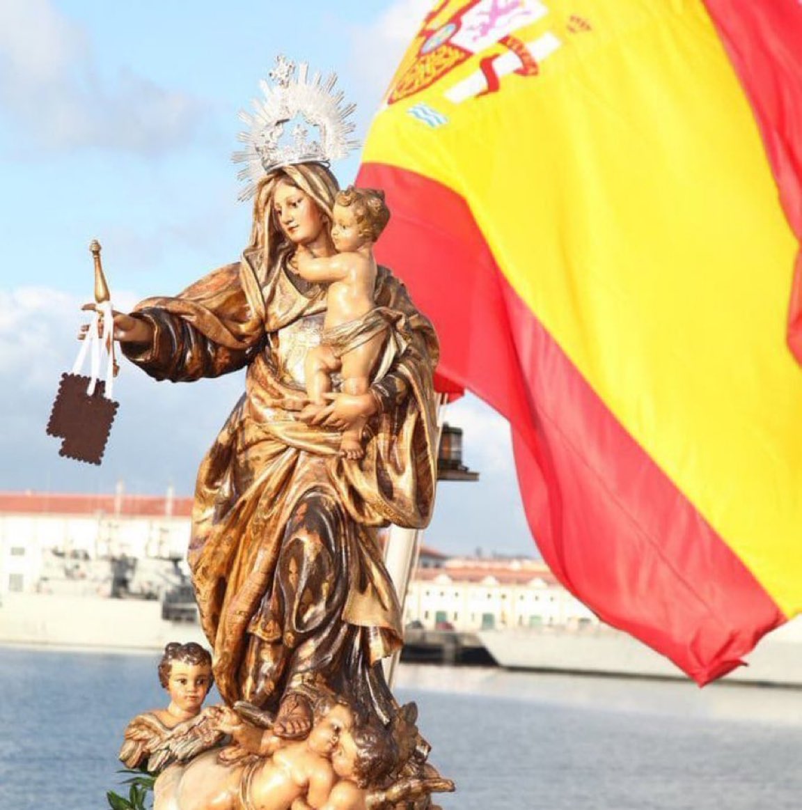 ¡Feliz día de la Virgen del Carmen!

Felicidades a la <a href="/Armada_esp/">Armada</a>, que la Virgen les ampare y les proteja.

¡Salve estrella de los mares!