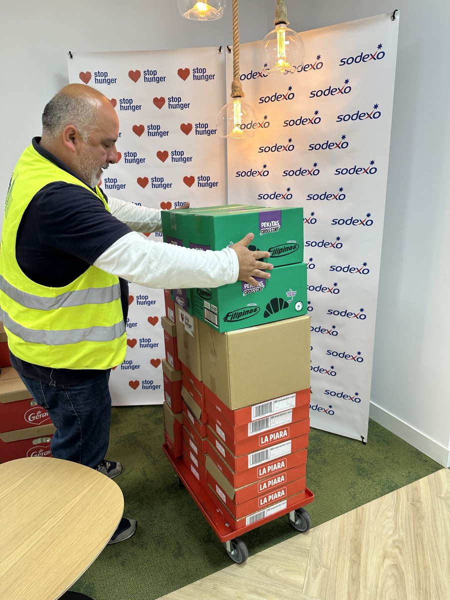¡GRACIAS <a href="/SodexoGroup/">Sodexo</a>!

Vuestra recogida de alimentos no perecederos suma fuerzas en nuestra campaña #EstamosSecos.

Un paso más para que ninguna familia se quede sin lo más básico. 💙

#SolidaridadQueAlimenta #FundaciónAltius