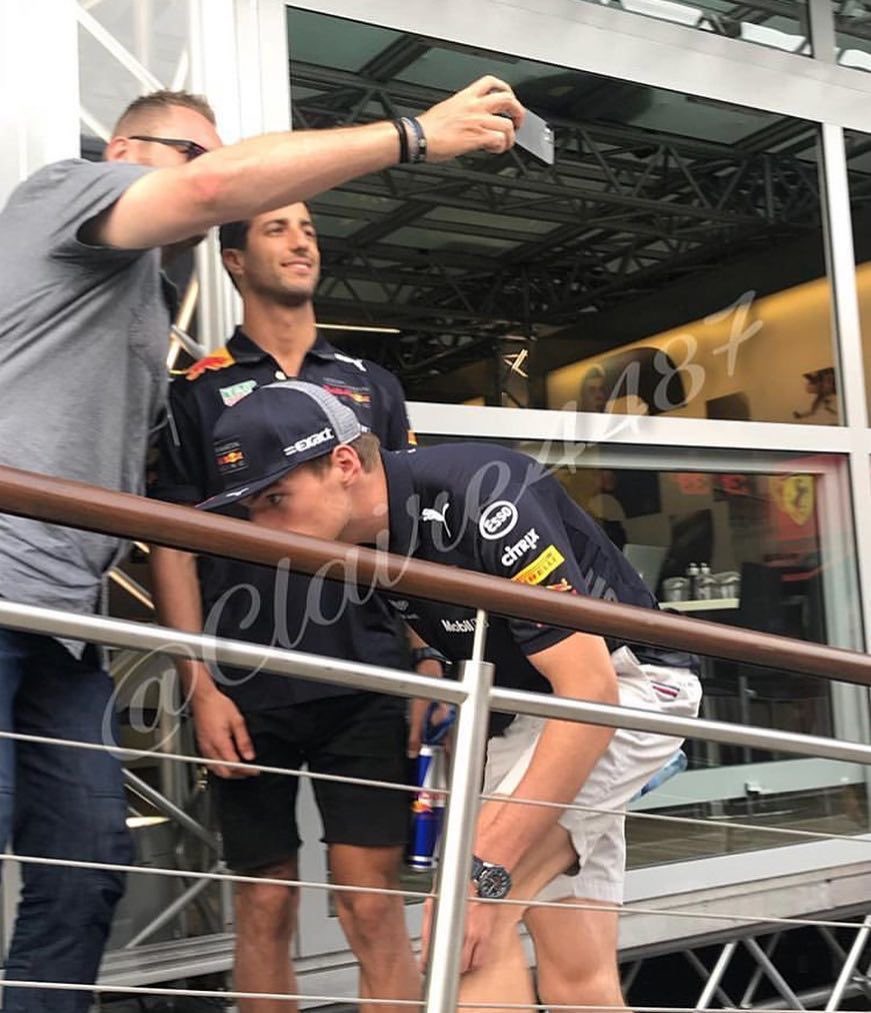 catstappen33's tweet image. max sneaking past daniel who’s taking a photo with a fan - also daniel not even reacting😭