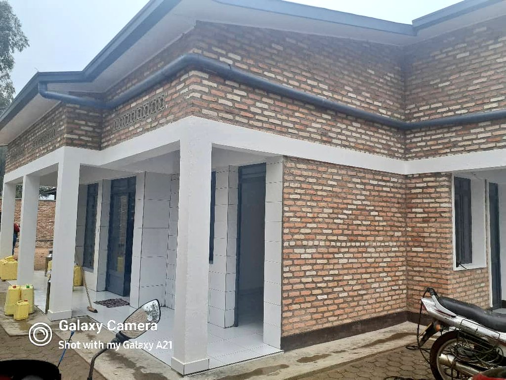 RuhangoDistrict's tweet image. Aborozi bo mu Murenge wa Mwendo bishimira ibikorwaremezo bakomeje kwegerezwa mu Tugari dutandukanye by'umwihariko ikaragiro ry'amata rya Mwendo"Milk Collection Center Mwendo". Ni inyubako bahawe n'Akarere kubufatanye n'umufatanyabikorwa #FoodforTheHungry Rwanda.