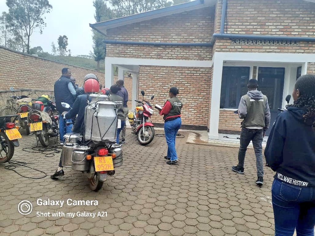 RuhangoDistrict's tweet image. Aborozi bo mu Murenge wa Mwendo bishimira ibikorwaremezo bakomeje kwegerezwa mu Tugari dutandukanye by'umwihariko ikaragiro ry'amata rya Mwendo"Milk Collection Center Mwendo". Ni inyubako bahawe n'Akarere kubufatanye n'umufatanyabikorwa #FoodforTheHungry Rwanda.