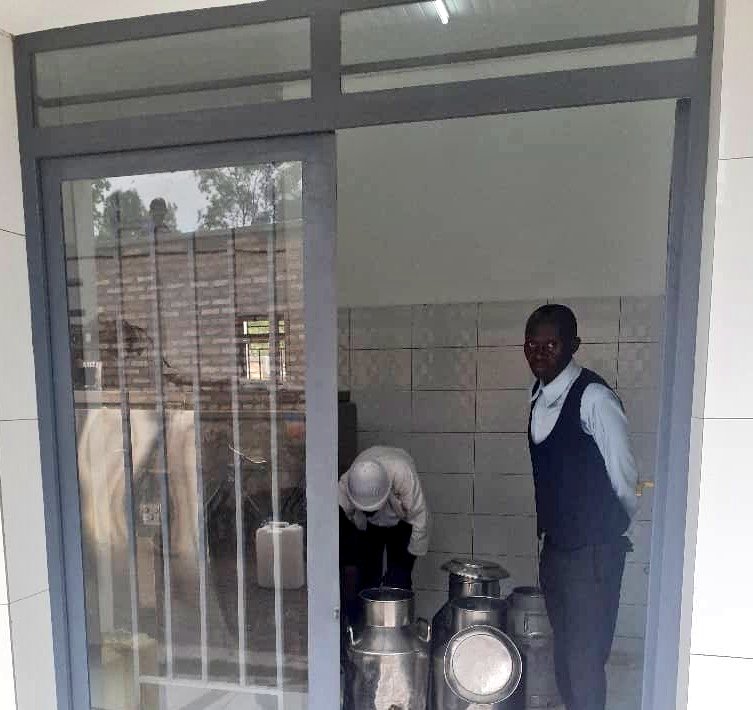 RuhangoDistrict's tweet image. Aborozi bo mu Murenge wa Mwendo bishimira ibikorwaremezo bakomeje kwegerezwa mu Tugari dutandukanye by'umwihariko ikaragiro ry'amata rya Mwendo"Milk Collection Center Mwendo". Ni inyubako bahawe n'Akarere kubufatanye n'umufatanyabikorwa #FoodforTheHungry Rwanda.