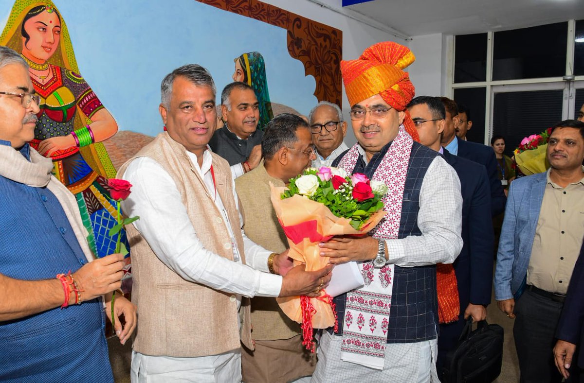 BRSiyol's tweet photo. क्षेत्र से गुजरने वाले जोधपुर-ओसियां-फलोदी स्टेट हाईवे का 66 करोड़ की लागत से 120 किमी डामर सड़क का नवीनीकरण होगा।
विगत बजट सत्र के दौरान सदन में उठाए गए सवाल के जवाब में आरएसआरडीसी ने उक्त सड़क नवीनीकरण के लिए टेंडर प्रक्रिया जारी कर दी गई है।
क्षेत्रीय जन मानस की मांग व आग्रह पर ऐतिहासिक सौगात देने के लिए मुख्यमंत्री भजनलाल शर्मा जी व उपमुख्यमंत्री दिया कुमारी जी का जनता जनार्दन की ओर से हार्दिक आभार व्यक्त करते हैं।
इस क्रम में ऐतिहासिक सौगात से संबंधित समाचार पत्रों में प्रकाशित खबरों का संकलन .......
#RSRDC

@BhajanlalBjp @RajCMO @RajGovOfficial @KumariDiya @BJP4Rajasthan