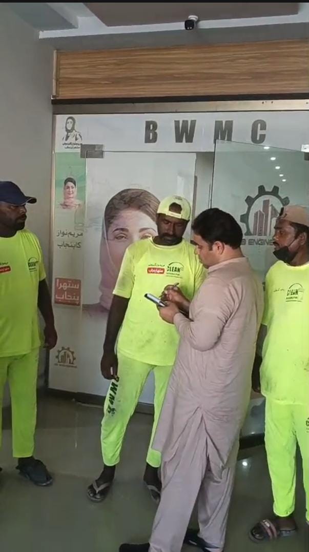 DGLWPunjab's tweet photo. Minimum Wages Inspection conducted at Waste Management Company (SB Engineering/Suthra Punjab) in Tehsil Sadiqabad, District RY Khan.
💼 Minimum wages found implemented.
— DLW Bahawalpur Division #LabourInspection #MinimumWage #Punjab https://t.co/ox57w8KzO2