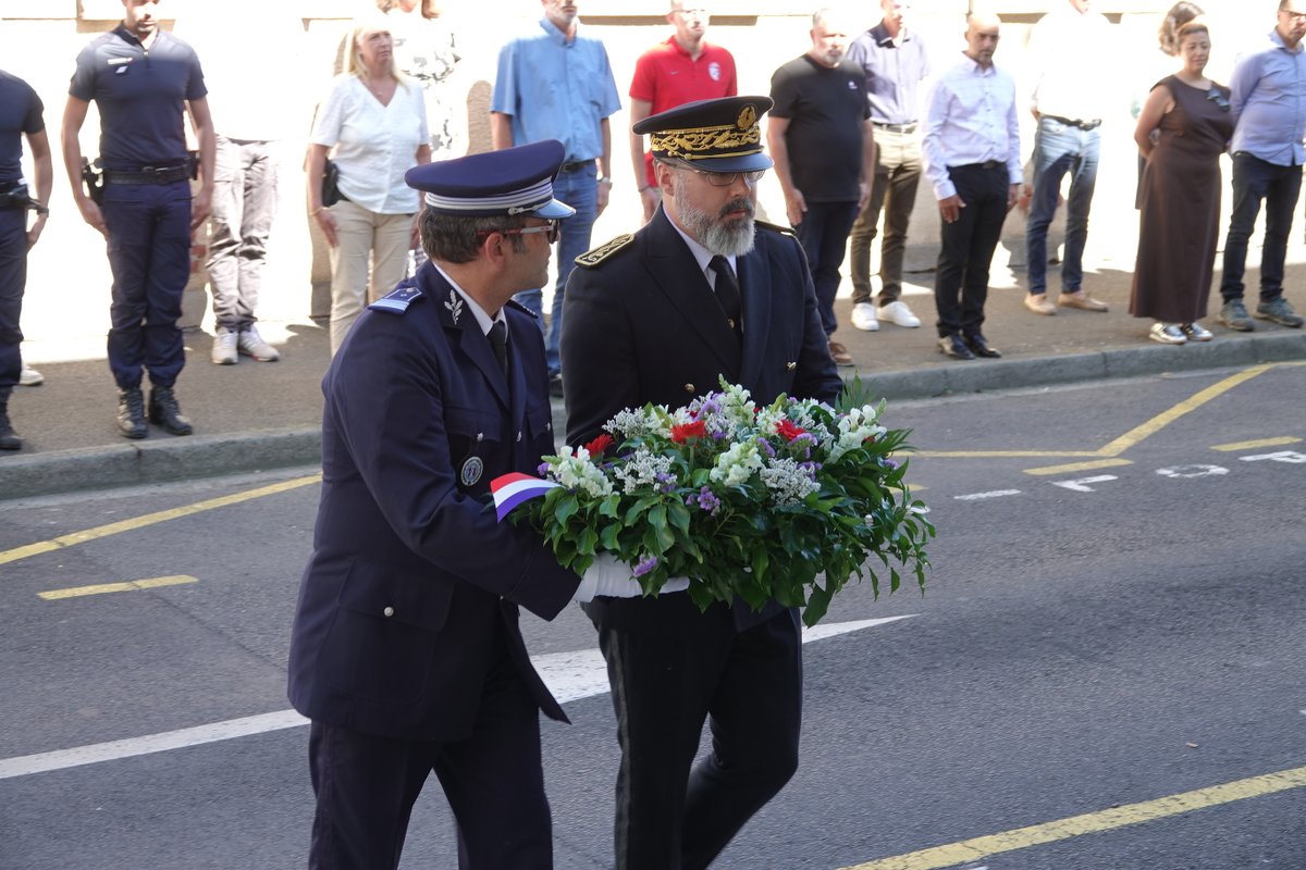 #Cérémonie d’hommage aux policiers morts pour la France | Aurillac 
👉Aux côtés d'Hervé Jourdrein, directeur adjoint de la police nationale du Cantal, Alexandre Kesteloot, sous-préfet, directeur de cabinet, a présidé la cérémonie d’hommage aux policiers morts pour la France.
👉M.