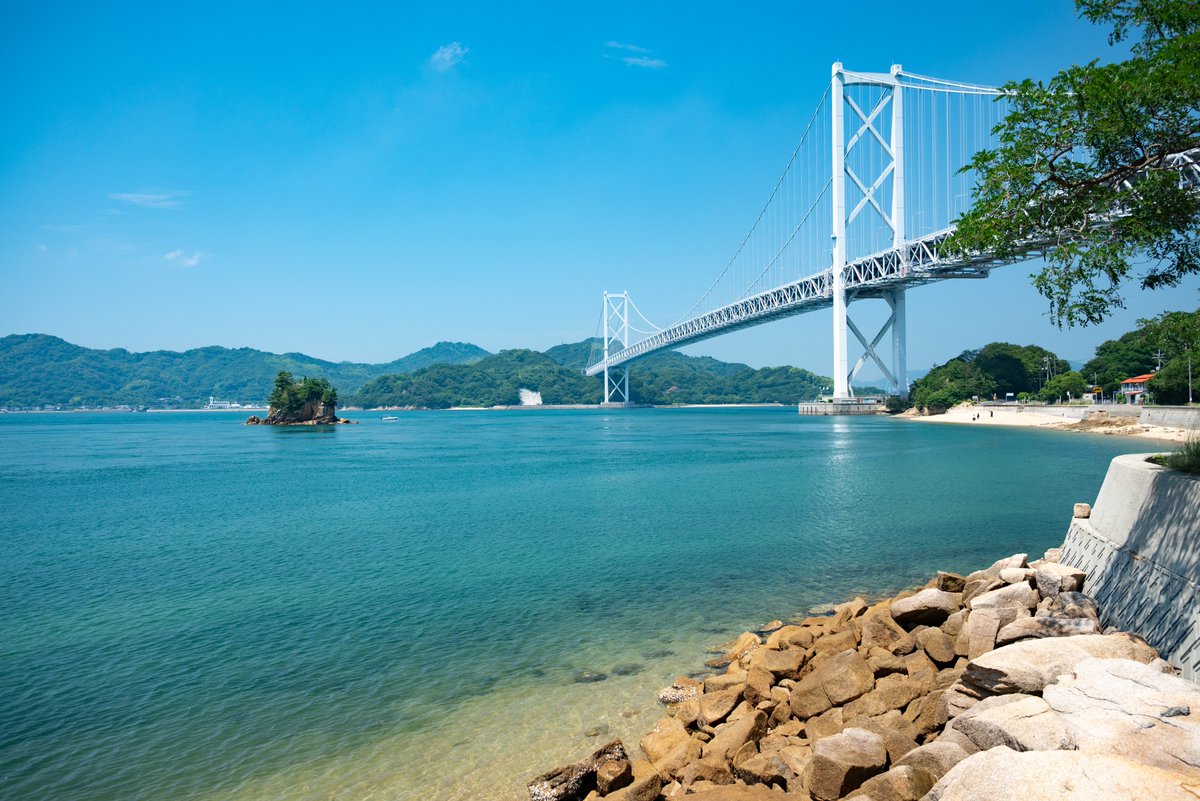 ononavi's tweet image. 向島(むかいしま)から見る夏のしまなみ海道の風景です
10時にはすでに30度を超えていましたが、潮風のおかげかわずかに涼しさも感じることができました
#尾道 #onomichi #しまなみ海道