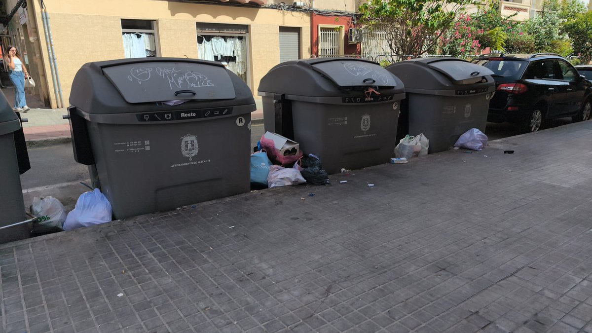CALalicante's tweet photo. Cuando la falta de personal, inspectores y policía local está clara, cuando los pliegos de la contrata Netial no se hacen cumplir, cuando no se audita a dicha UTE, está claro que #TodoNoEstáBien @m_v_alc. Usted puede decir lo que quiera, pero las calles hablan y huelen mal. https://t.co/C7vVxSakSY