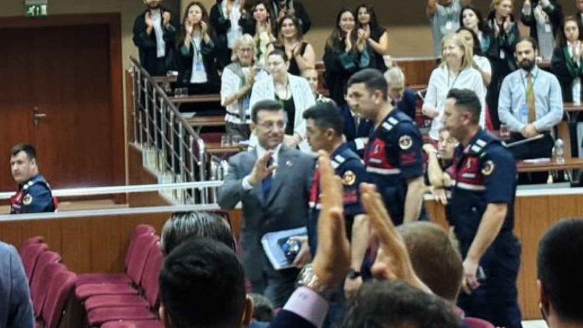 ne kırlarda direnen çiçekler 
ne kentlerde devleşen öfkeler
henüz elveda demediler. 
bitmedi daha sürüyor o kavga 
ve sürecek ...