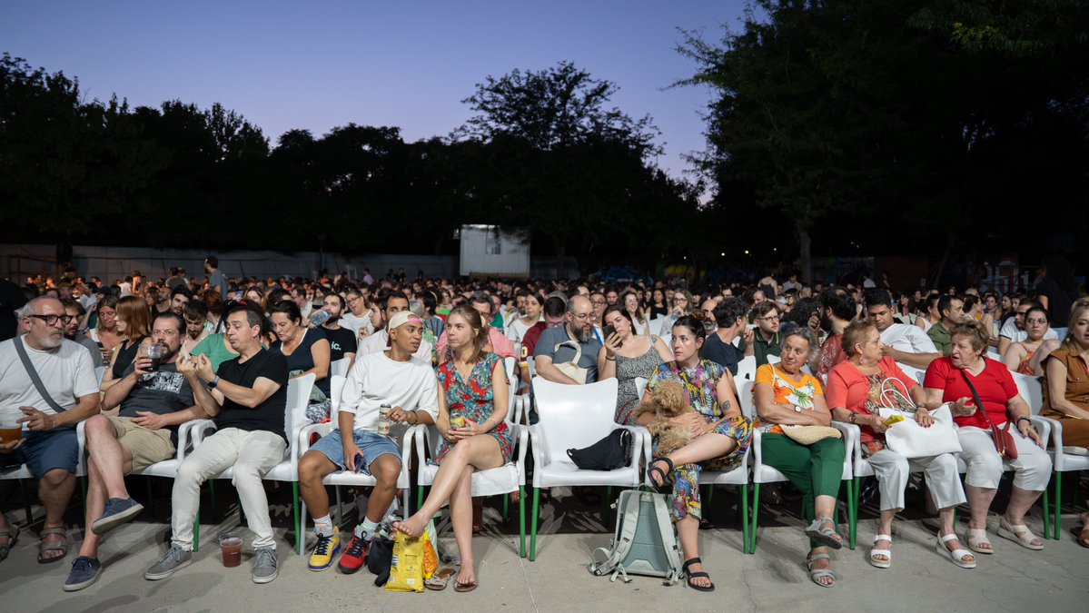 🔥Y el Parque de la Bombilla volvió a brillar un año más con el arranque de la quinta edición de #CineCaliente en #VeranosdelaVilla. 

Una obra maestra del cine de acción más delirante, 'Mad Max: Fury Road', y como maestros de ceremonias #NereaPérezdelasHeras y #ElCuerpodelDisco.