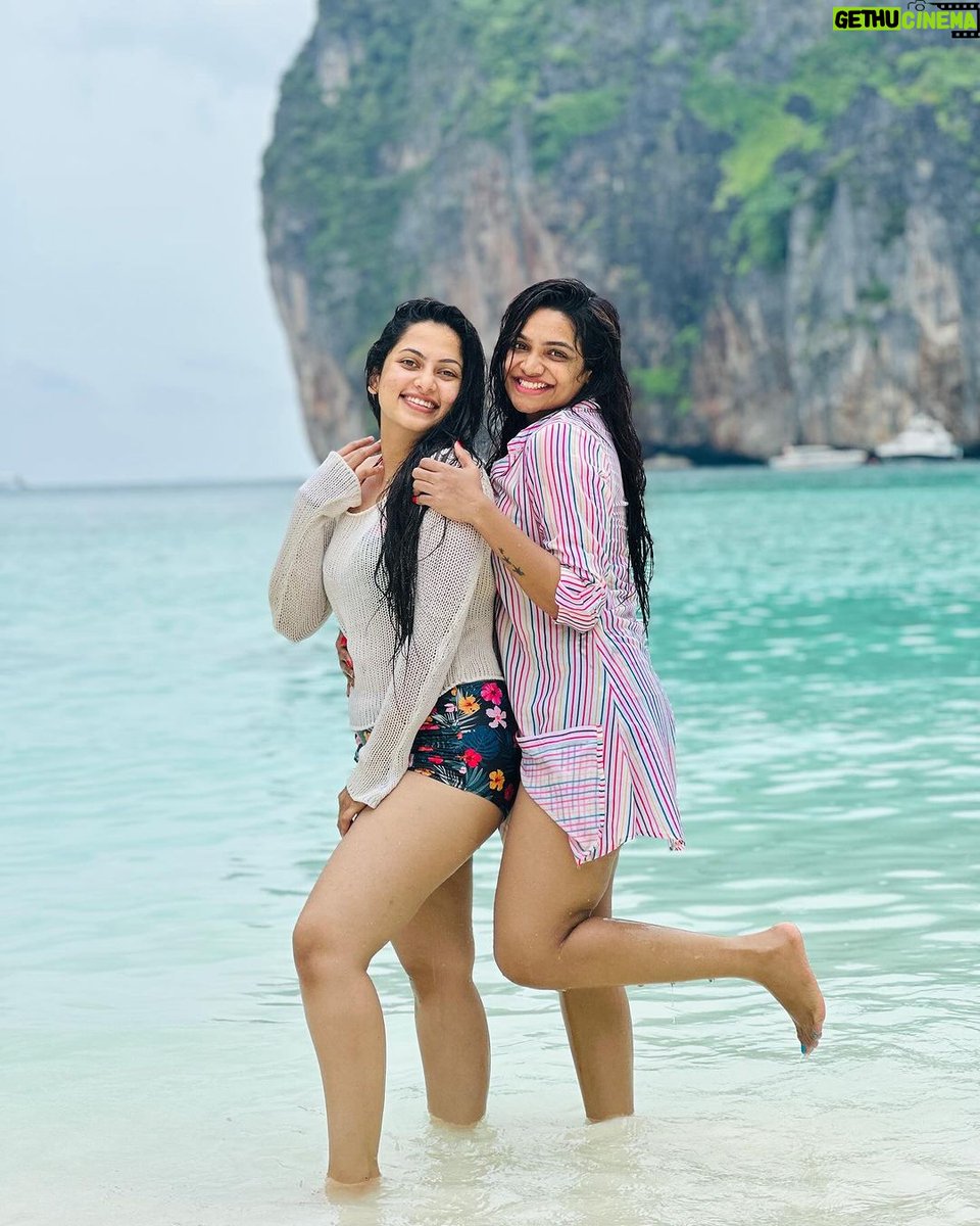 JohnDav06863800's tweet photo. Recently naan adichu oothina vijay tv pathini. Vaaltha vijay tv owner ah Vaalanum. Morning, noon night endu oru nalaiku 3 Shift pannalam 🤤 https://t.co/xCasbE2gIz