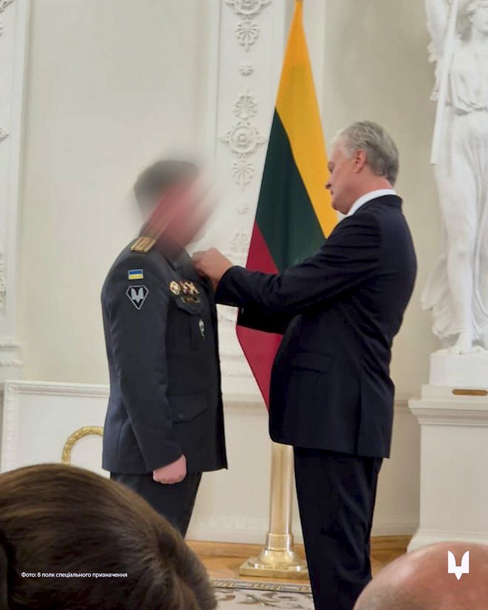 SOF_UKR's tweet image. 🇱🇹🤝🇺🇦
Lithuanian President @GitanasNauseda awarded Ukrainian SOF warriors with the Order “For Merit to Lithuania.”
SOF representatives were awarded for the daring exfiltration mission of the body of fallen Lithuanian volunteer Tomas Valentėlis from behind enemy lines.