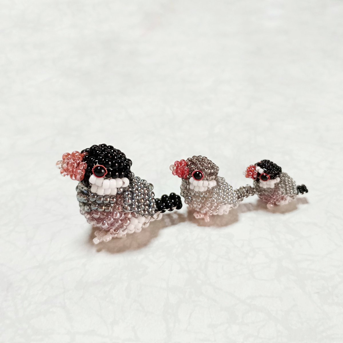 beaded_bird's tweet image. 左から丸大ビーズ・丸小ビーズ，特小ビーズです。
#桜文鳥 #文鳥 #シードビーズ #ハンドメイド #minne